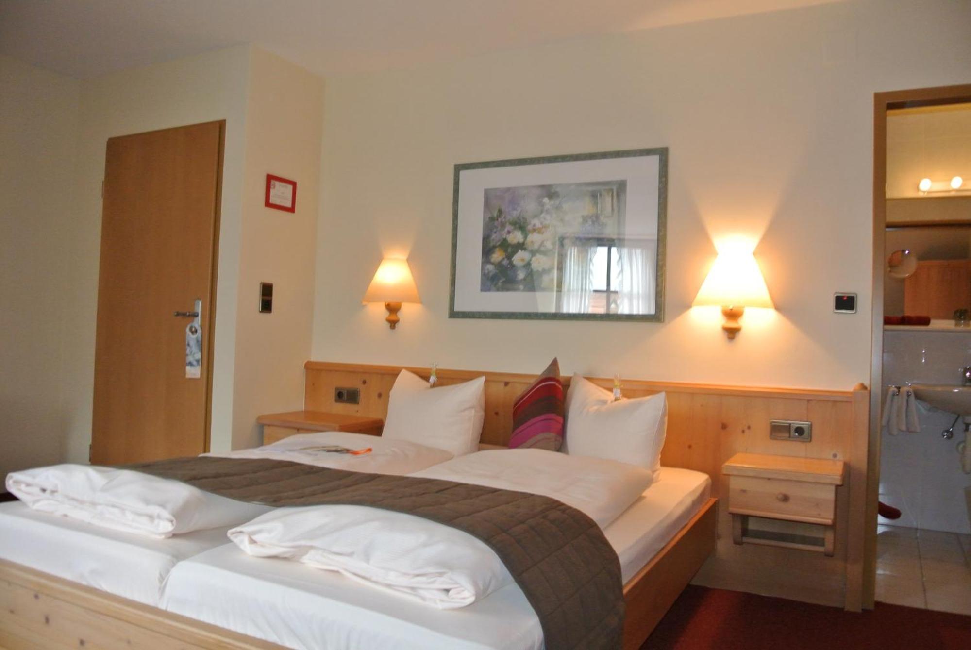 Akzent Hotel Am Bach Dettelbach Bagian luar foto