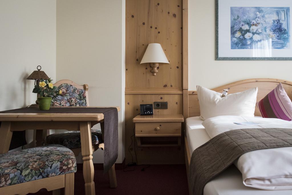 Akzent Hotel Am Bach Dettelbach Bagian luar foto